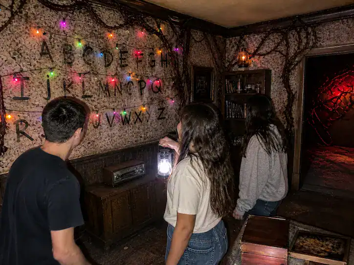 Giocatori durante un'esperienza in escape room